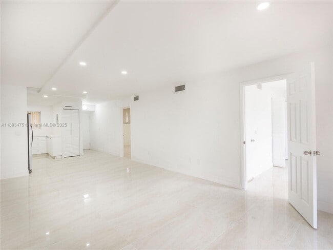 Foto del edificio - $2,150MONTHLY;3195 FOXCROFT RD #F211 MIRAM...