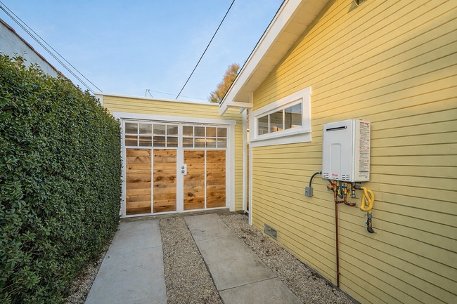 Building Photo - 3401 London St