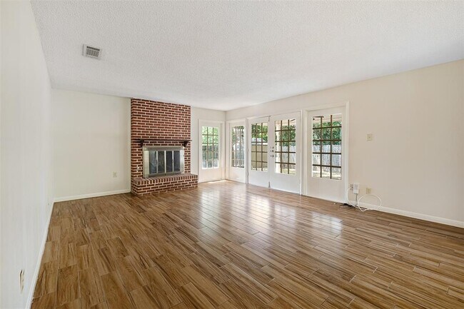 Foto del edificio - 8801 Camelia Ln