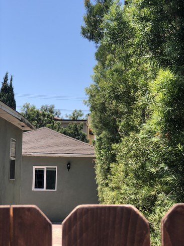 Foto del edificio - 6331 Longridge Ave