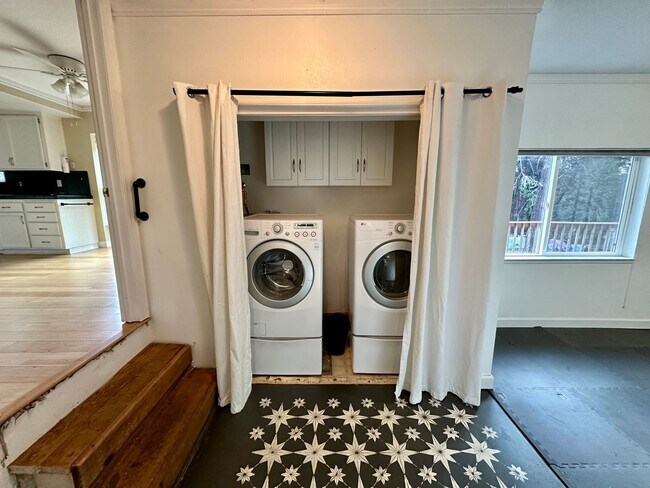 Foto del edificio - Welcome to this charming 3 bedroom, 2 bath...