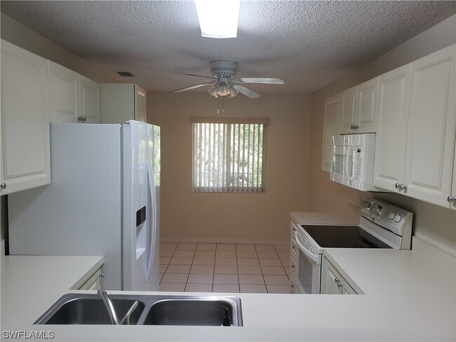 Foto del edificio - 240 Timber Lake Cir