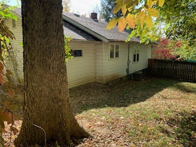 Building Photo - 2 BD/2 BA property w roof top deck!