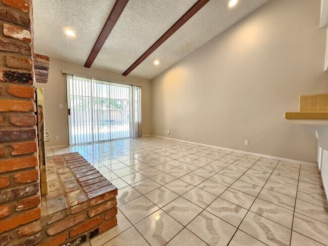 Foto del edificio - Beautiful interior and Convenient feature!...