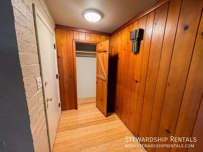 Building Photo - Beautiful 5 br home in quiet neighborhood