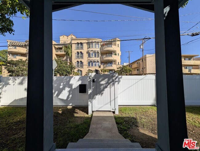 Building Photo - 1015 Granville Ave