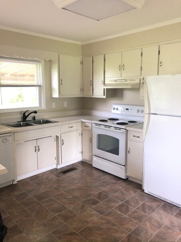 Building Photo - 2404 Dilton Mankin Rd