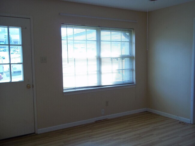 Foto del edificio - 3 br, 2 bath House - 949 E. 1st Street