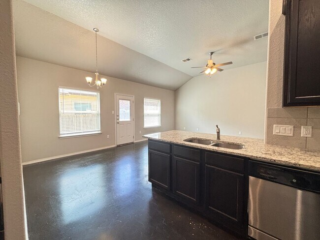 Foto del edificio - Luxury Duplex in Seguin with 3-bed, 2-bath...