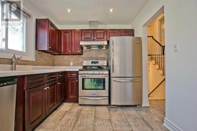 Building Photo - 25 Summerside Crescent