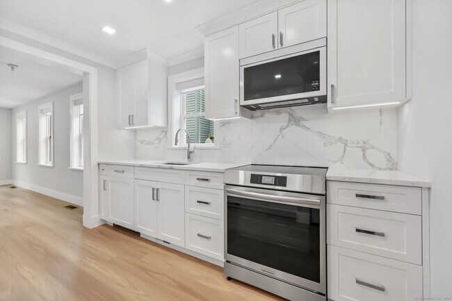 Foto del edificio - 7 Cos Cob Ave