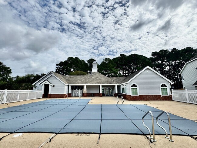 Building Photo - Updated 1st Floor/1-Level Condo Available ...
