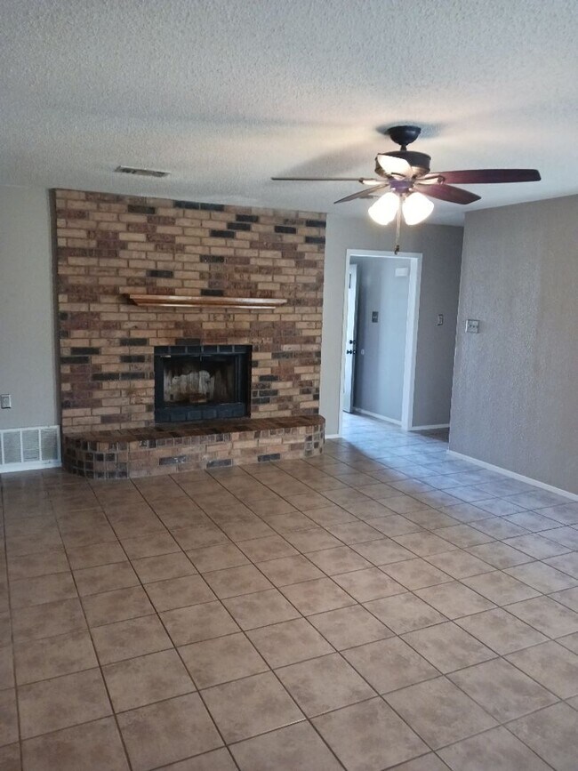 Building Photo - This stylish 3-Bedroom house could be your...