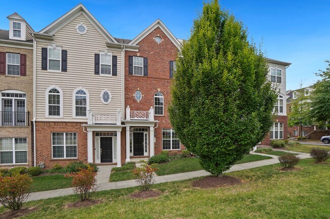 Foto del edificio - 3 BEDROOM, 4 BATHROOM TOWNHOME AVAILABLE MARCH 15th SUMMERFIELD RESIDENCES AT VICTORY PROMENADE!