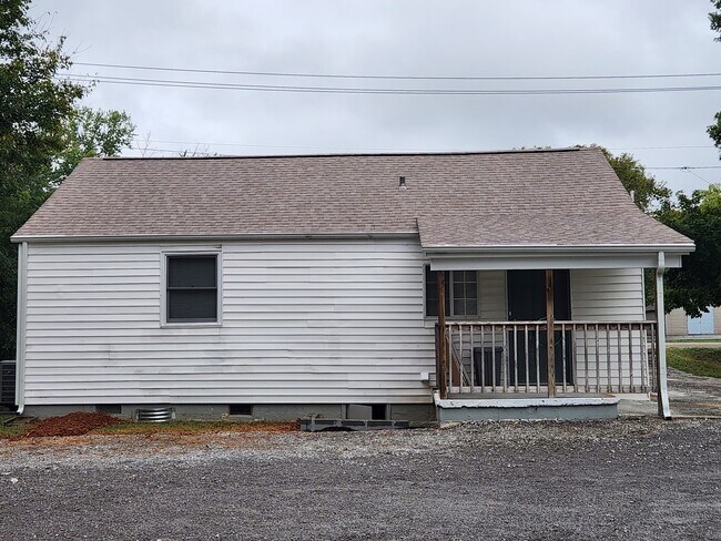 Trasero - 5112 Schubert Rd