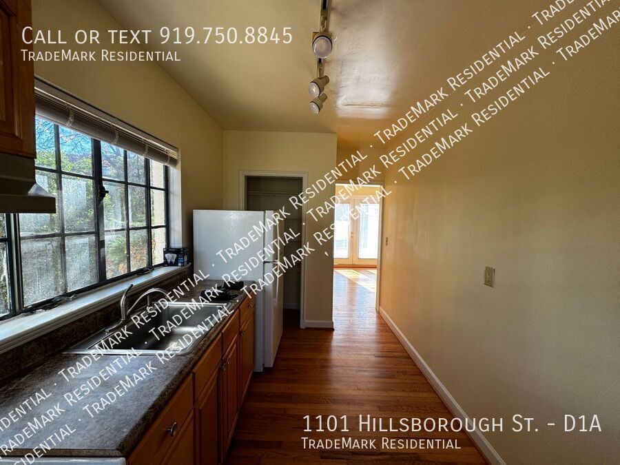 Foto principal - 1101 Hillsborough St