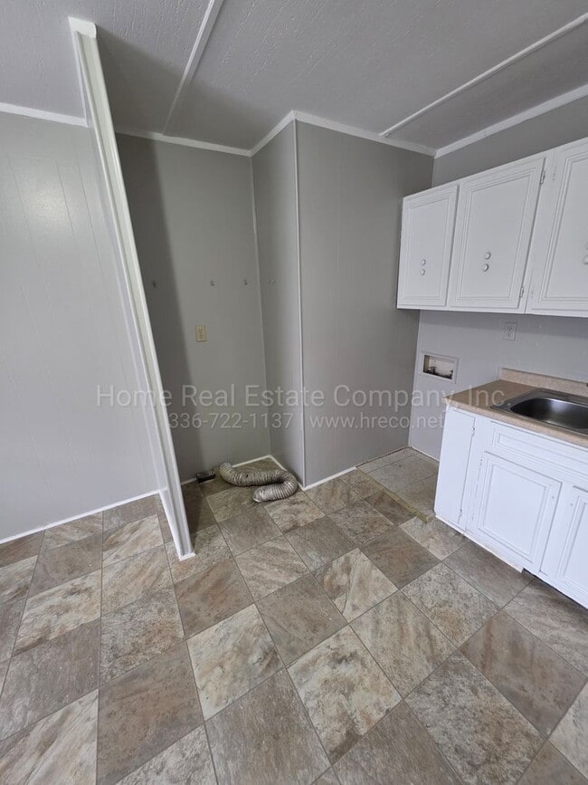 Photo - 409 Mason St NE House