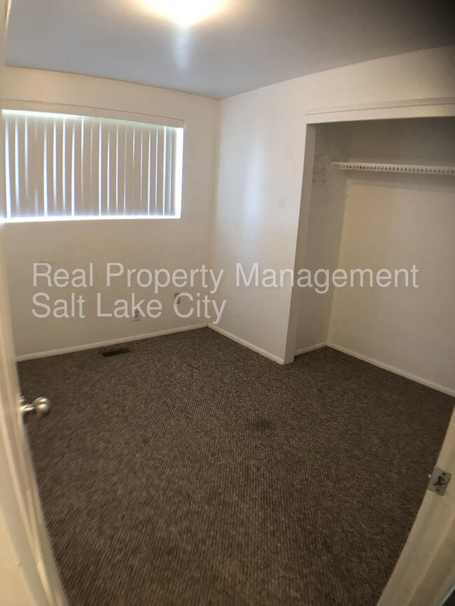 Building Photo - 3171 S Meadowlark Dr