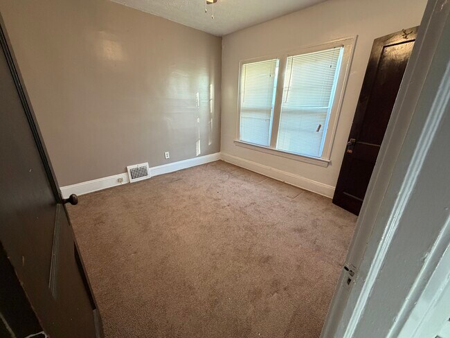 Dormitorio - 3720 E 151st St