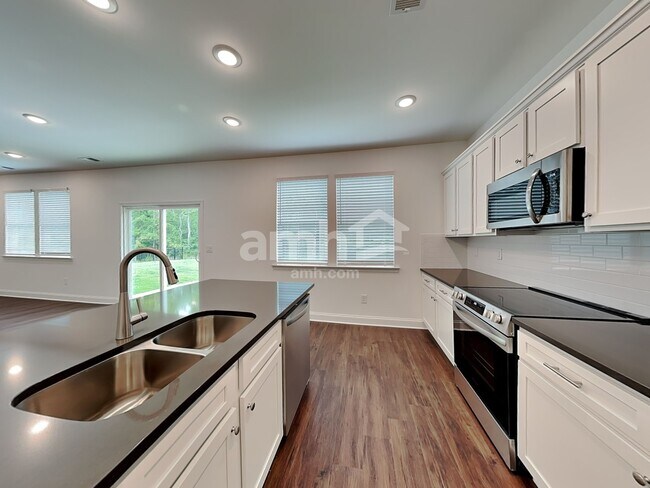 Building Photo - 150 Spruce Cir