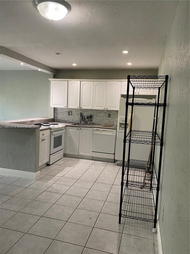 Foto del edificio - 7487 SW 82nd St
