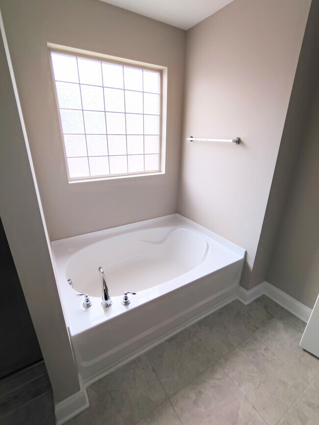 Foto del edificio - 5001 Laughing Brook Ln