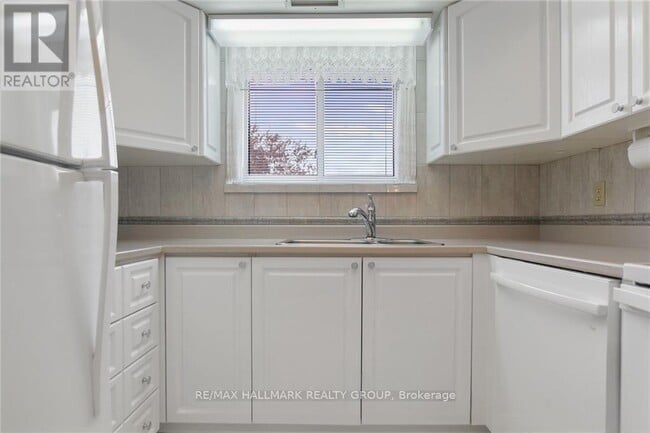 Building Photo - 1705-1705 Playfair Dr