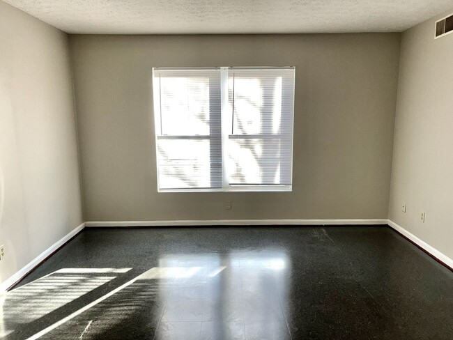 Building Photo - Updated first floor 1 bedroom apartment in...