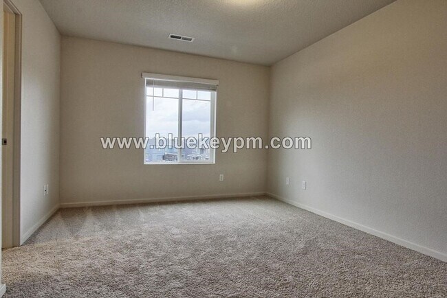 Building Photo - 3 Bed, 2.5 Bath Townhome in East Vancouver