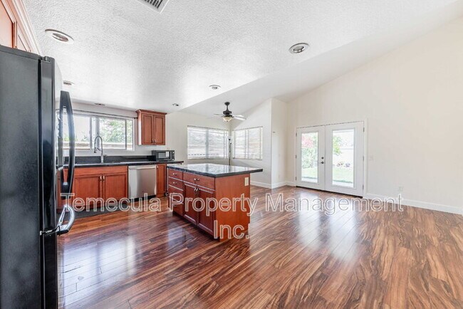 Foto del edificio - 24392 Ridgewood Rd