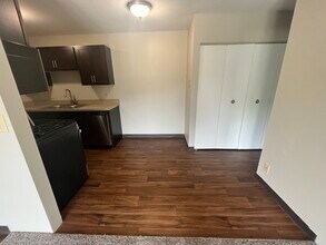 dining area and closet - Richmond Hills Apartments