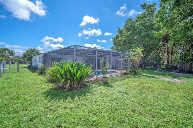 Foto del edificio - 10985 Christopher Ave