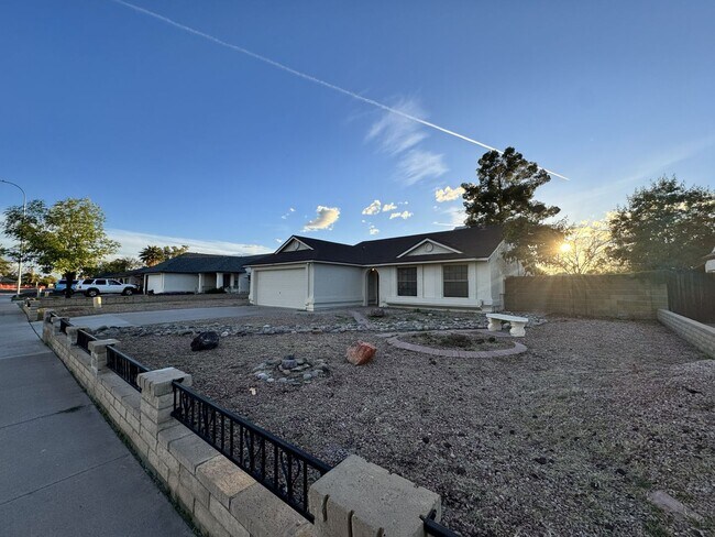 Foto del edificio - CHARMING 3 BEDROOM WITH LARGE YARD NEAR KYRENE/CHANDLER