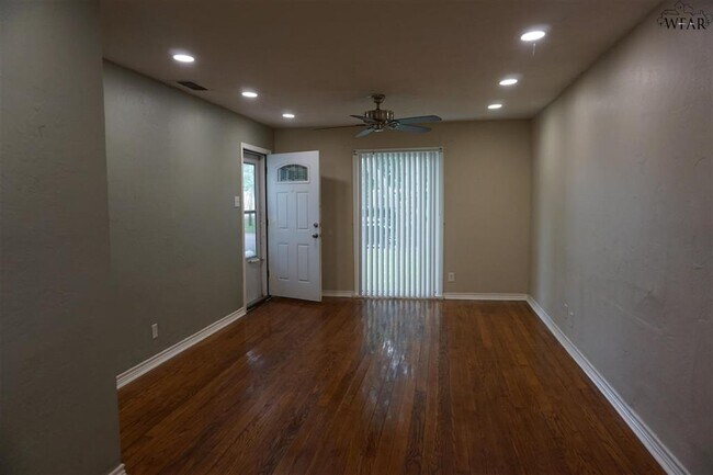 Foto del edificio - 100 Lilac Ln
