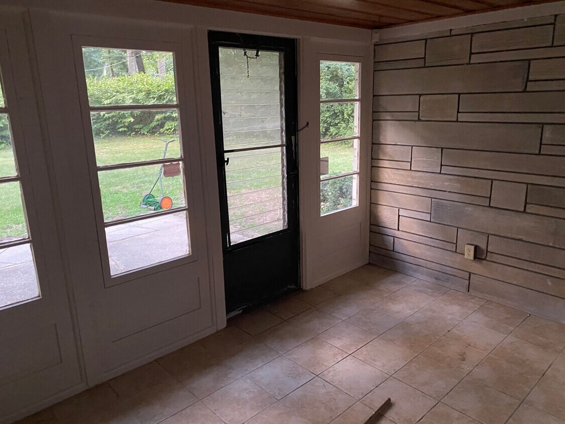 Primary Photo - Gorgeous 2 bedroom1 bathoom mid-centutry r...
