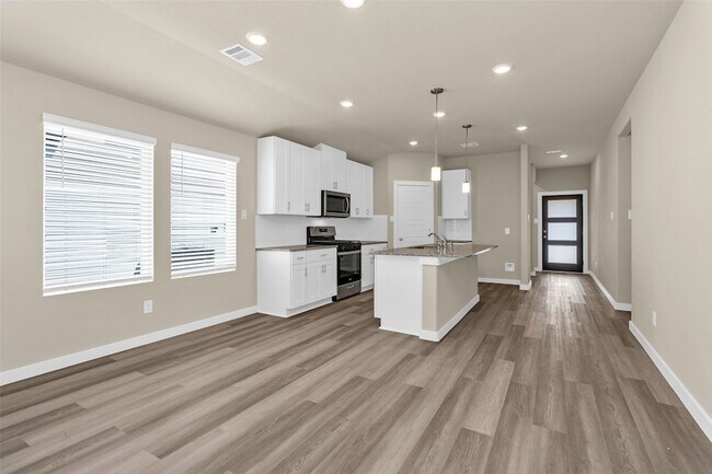 Building Photo - 18095 Martin Pines Dr