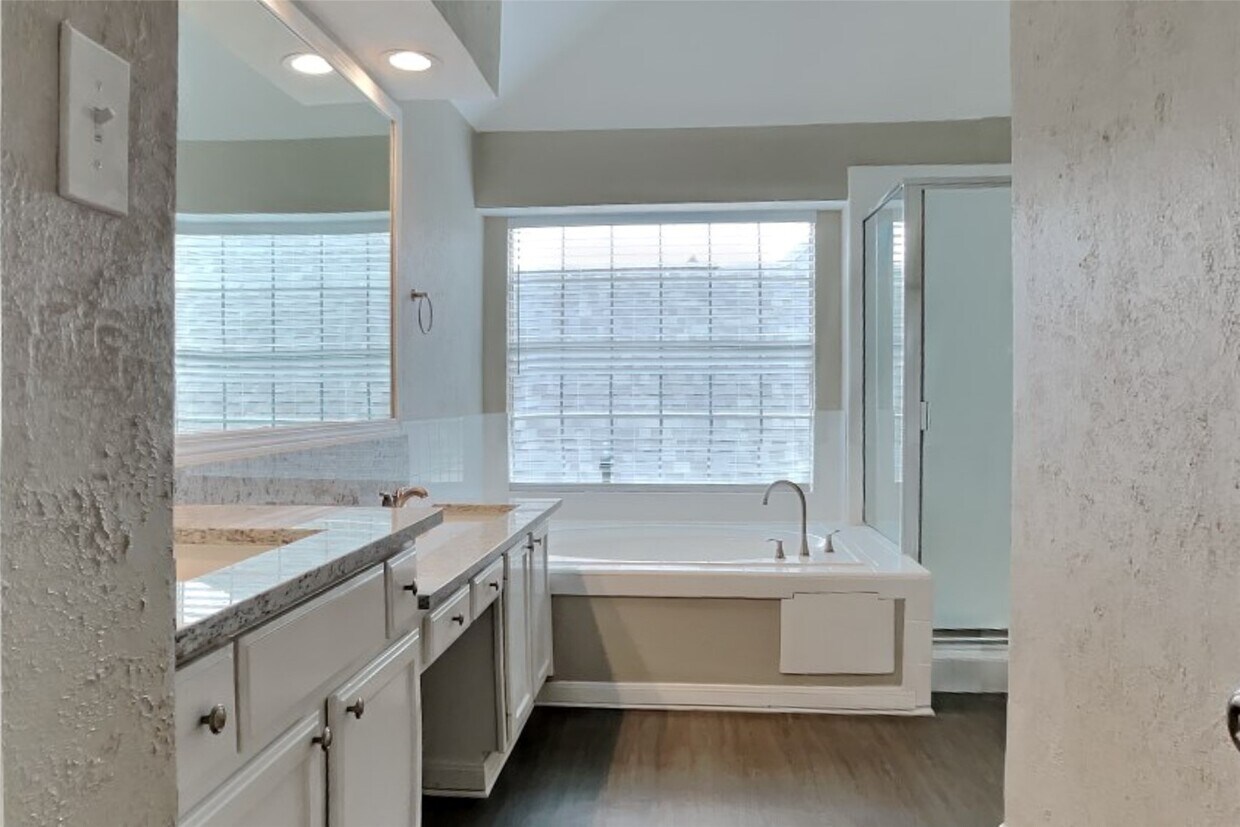Foto principal - 8815 Lawncliff Ln