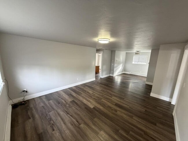 Building Photo - 908 E Violet Ave