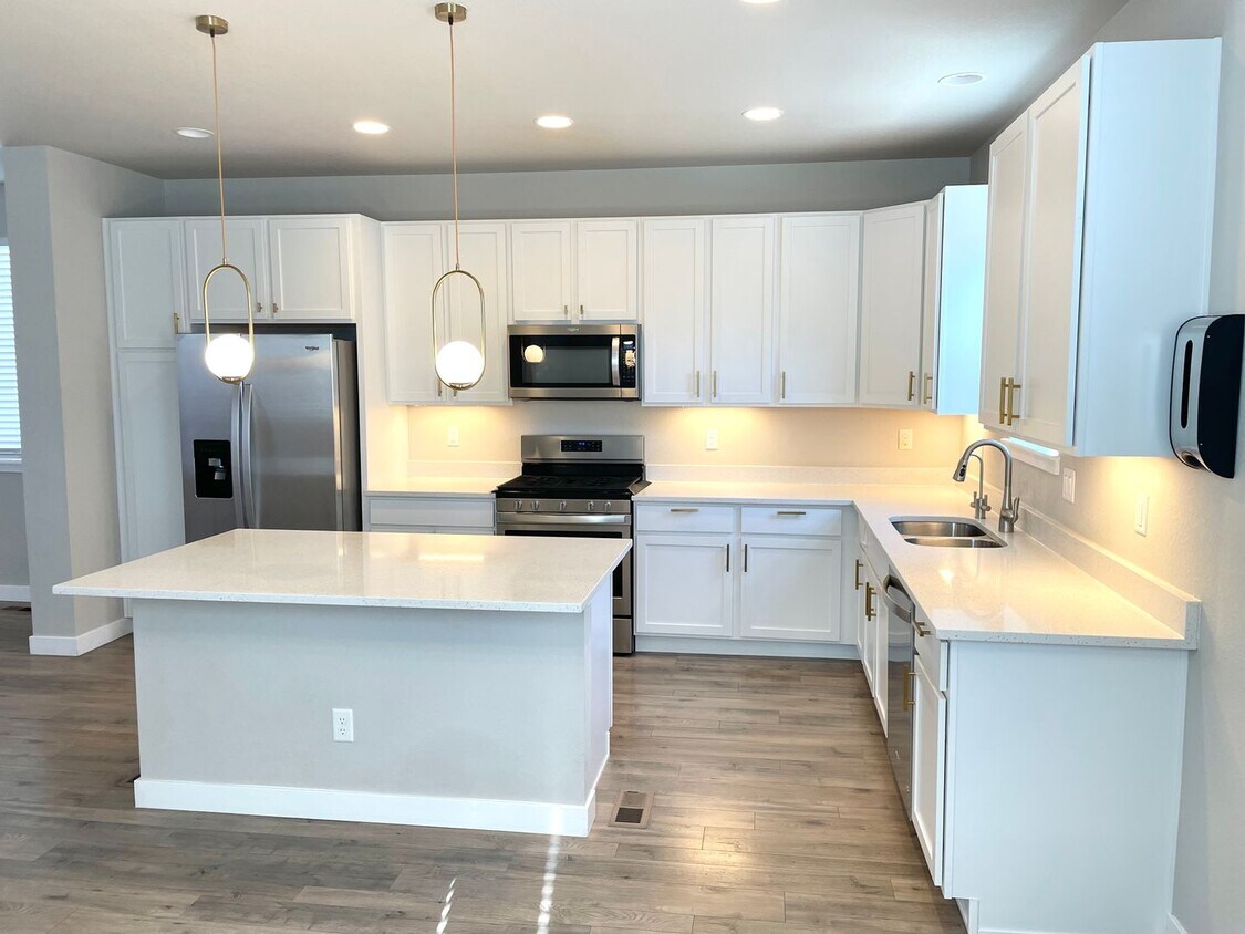 Primary Photo - Newer Tri Level Home for Rent-Aurora-80014