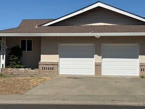 Building Photo - 5725 Woodleigh Dr