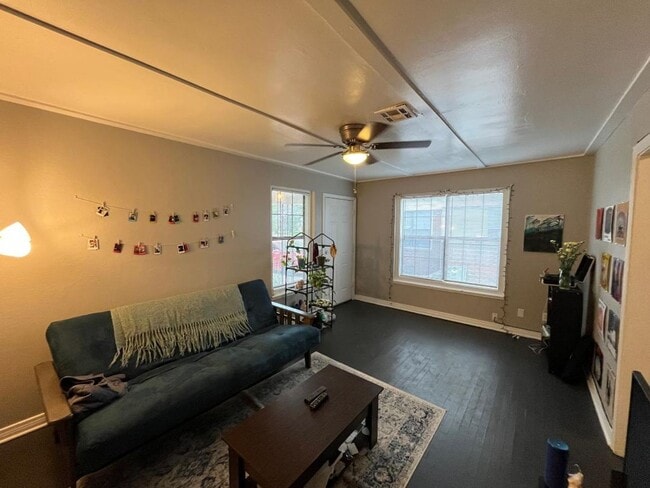 Building Photo - Adorable 1 Bedroom 1 Bathroom Duplex For L...