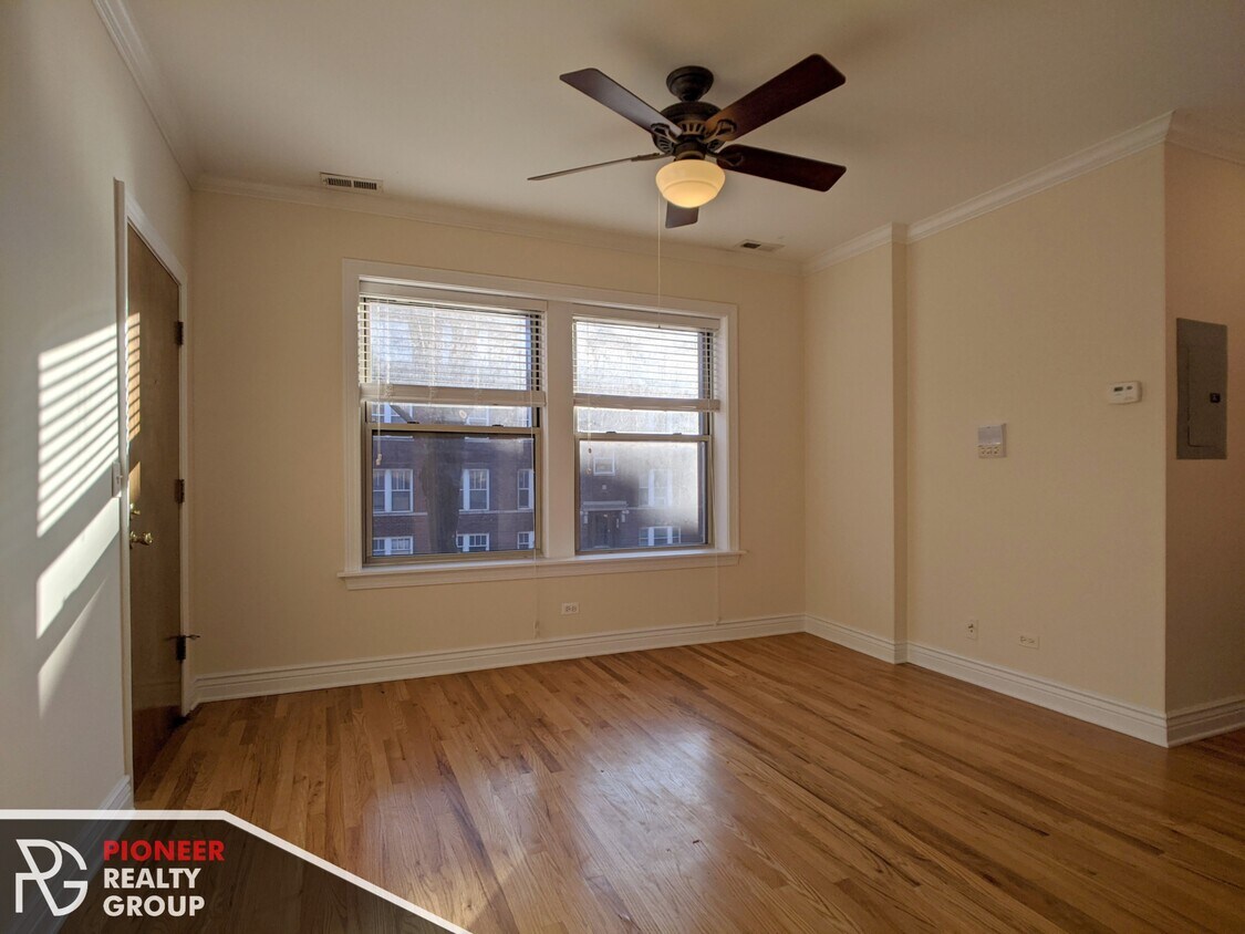 Primary Photo - 1216 W Waveland Ave