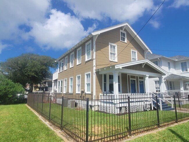 Building Photo - 2223 35th St