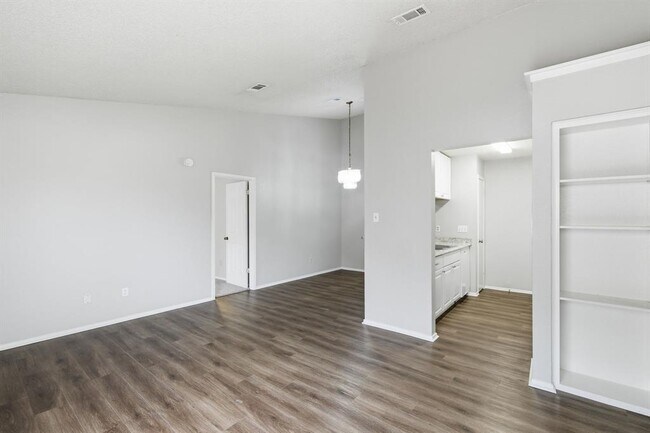 Foto del edificio - 2131 Andover Dr