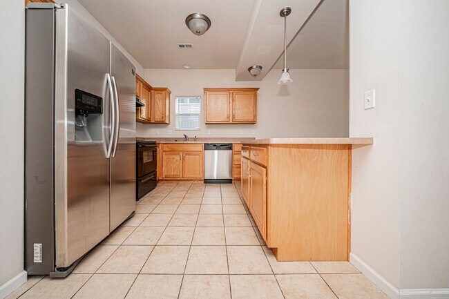 Foto del edificio - Please View 3D Virtual Walk-Through Before Scheduling a Showing