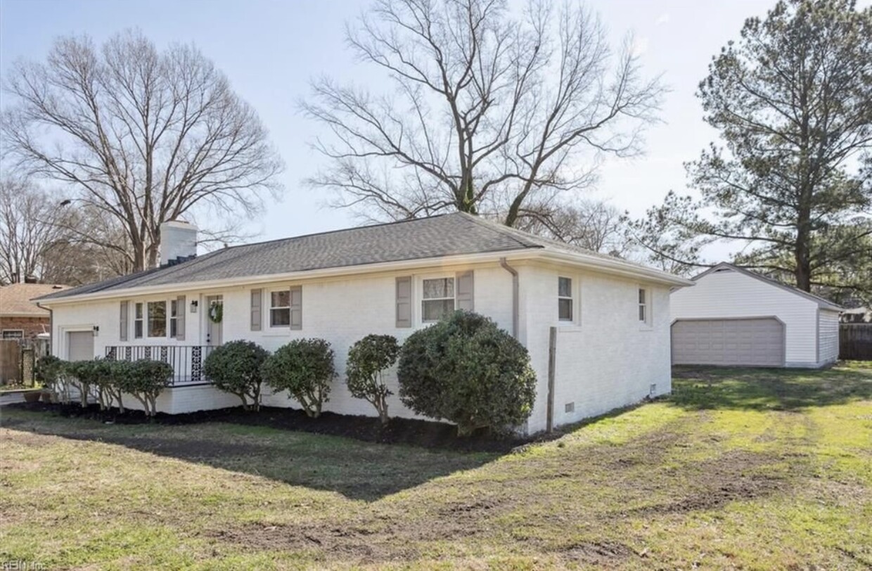 Front of house, new vinyl privacy fence not shown! - 121 Thrasher Rd