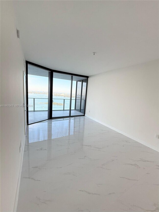 Foto del edificio - 700 NE 24th St