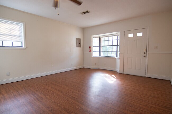 Foto del edificio - 110 Hawn Dr