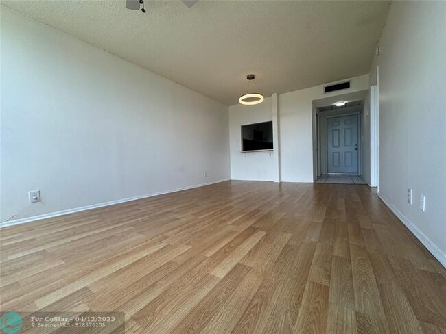 Building Photo - 9441 Live Oak Pl