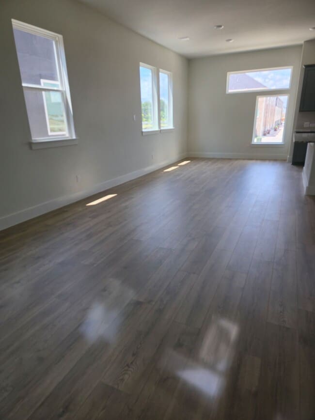 Foto del edificio - 808 Meadowcrest Dr